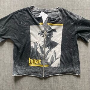 Love East Coast hip hop? 🎤 Then you’ll love this Tupac cropped tee
